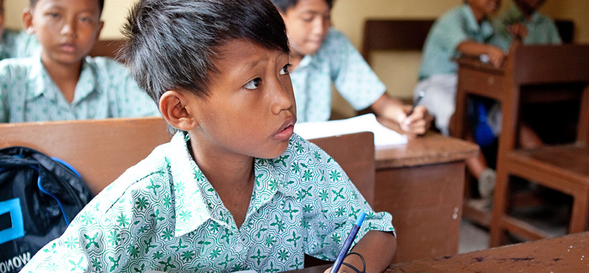 Indonesische leerling in schooluniform in de klas