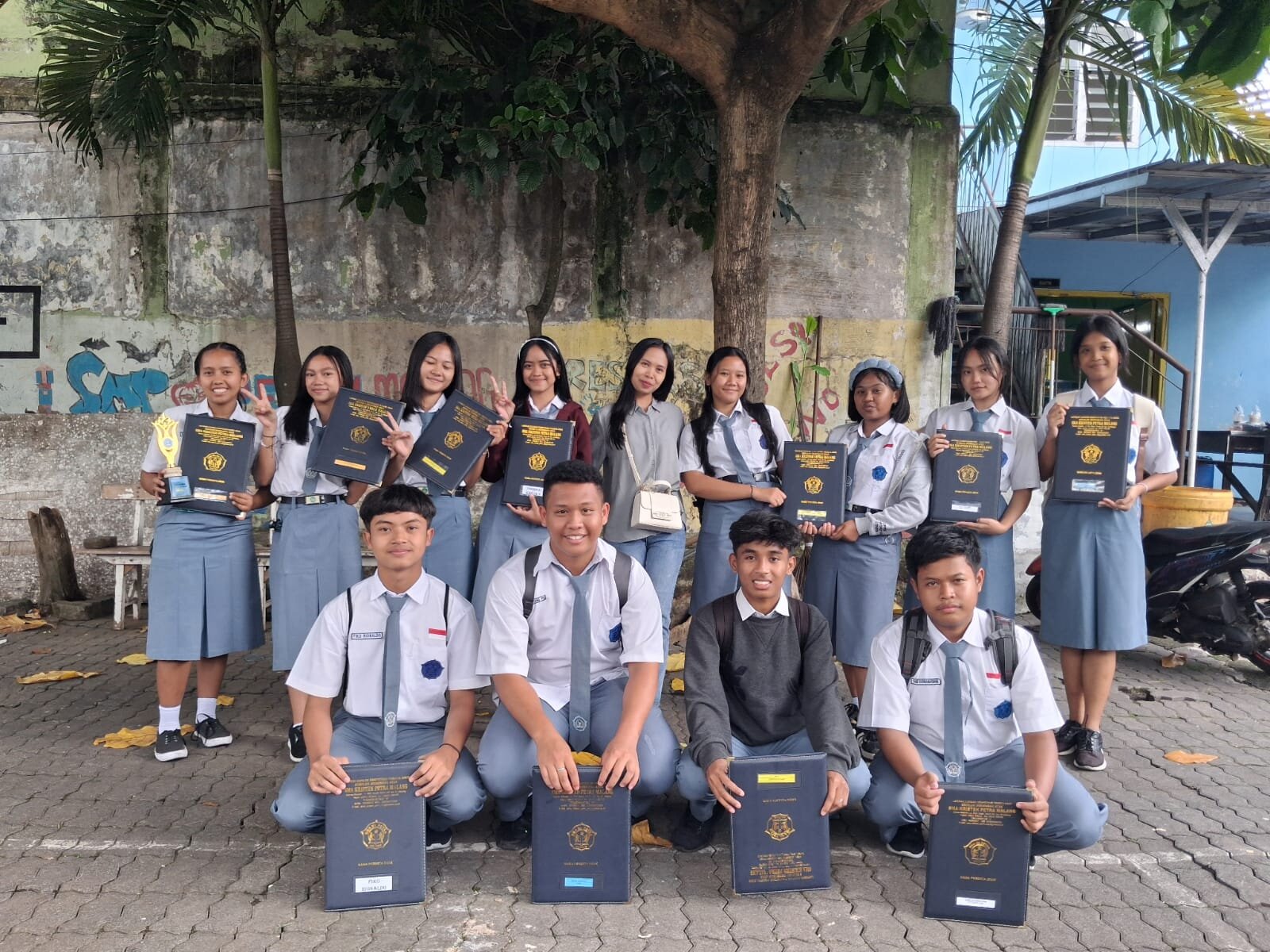 Een groep leerlingen in schooluniform buiten