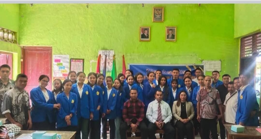 Studenten van STKIP Nusa Timor in hun blauwe collegejas, samen met hun docenten