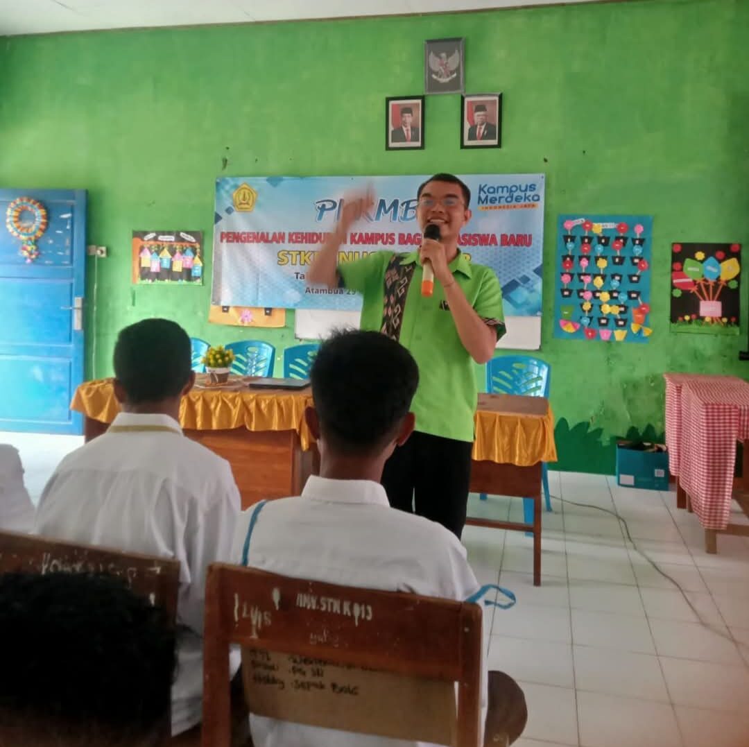 Introductiebijeenkomst voor de nieuwe studenten van STKIP Nusa Timor