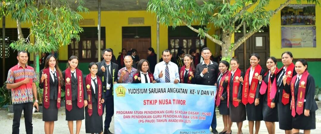 Afgestudeerde leerkrachten en hun docenten bij de diploma-uitreiking van STKIP Nusa Timor